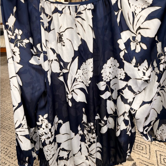 White House Black Market Navy and White Floral Blouse - Picture 5 of 5